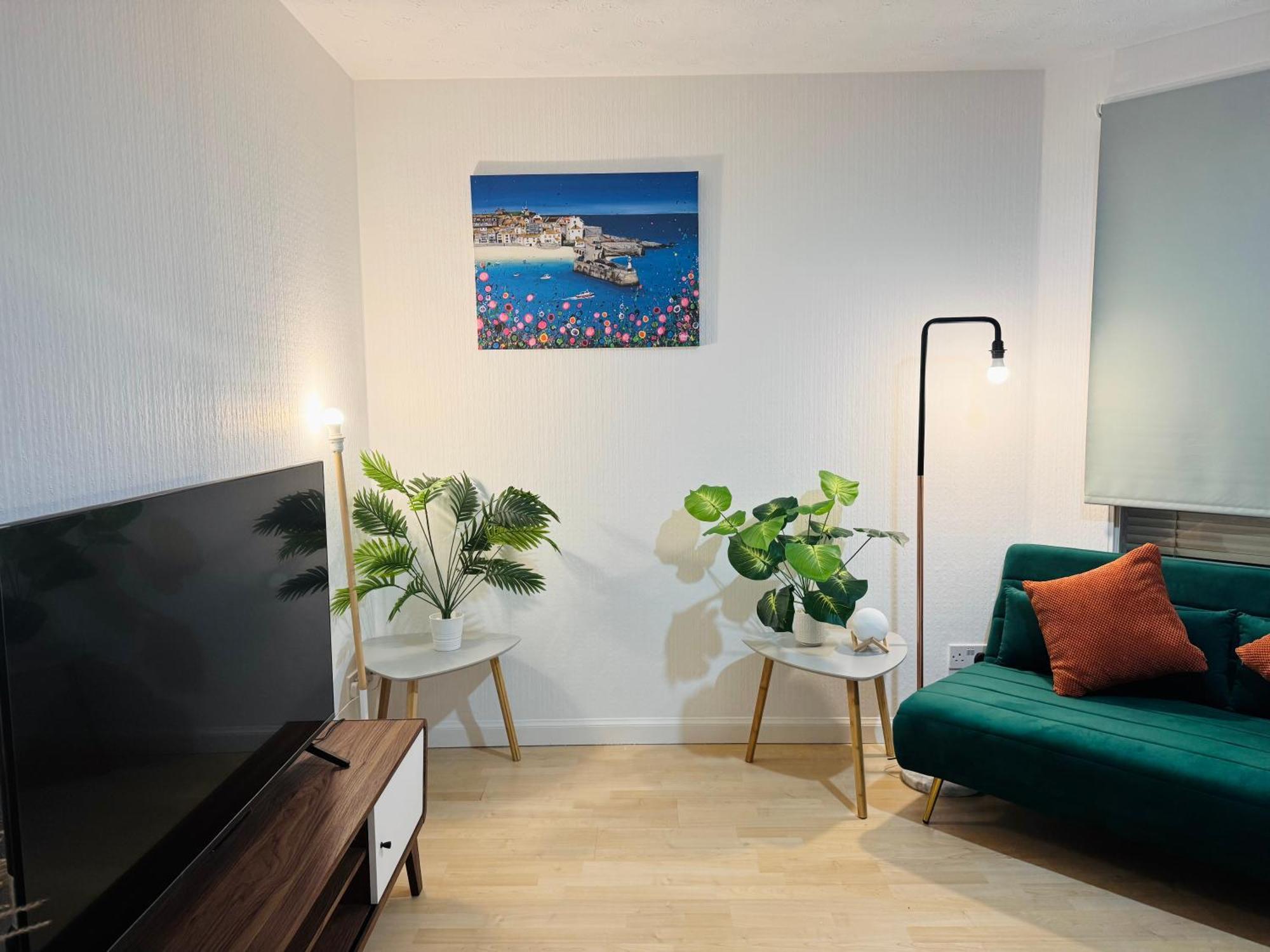 Cozy At Prime Location With Free Private Parking